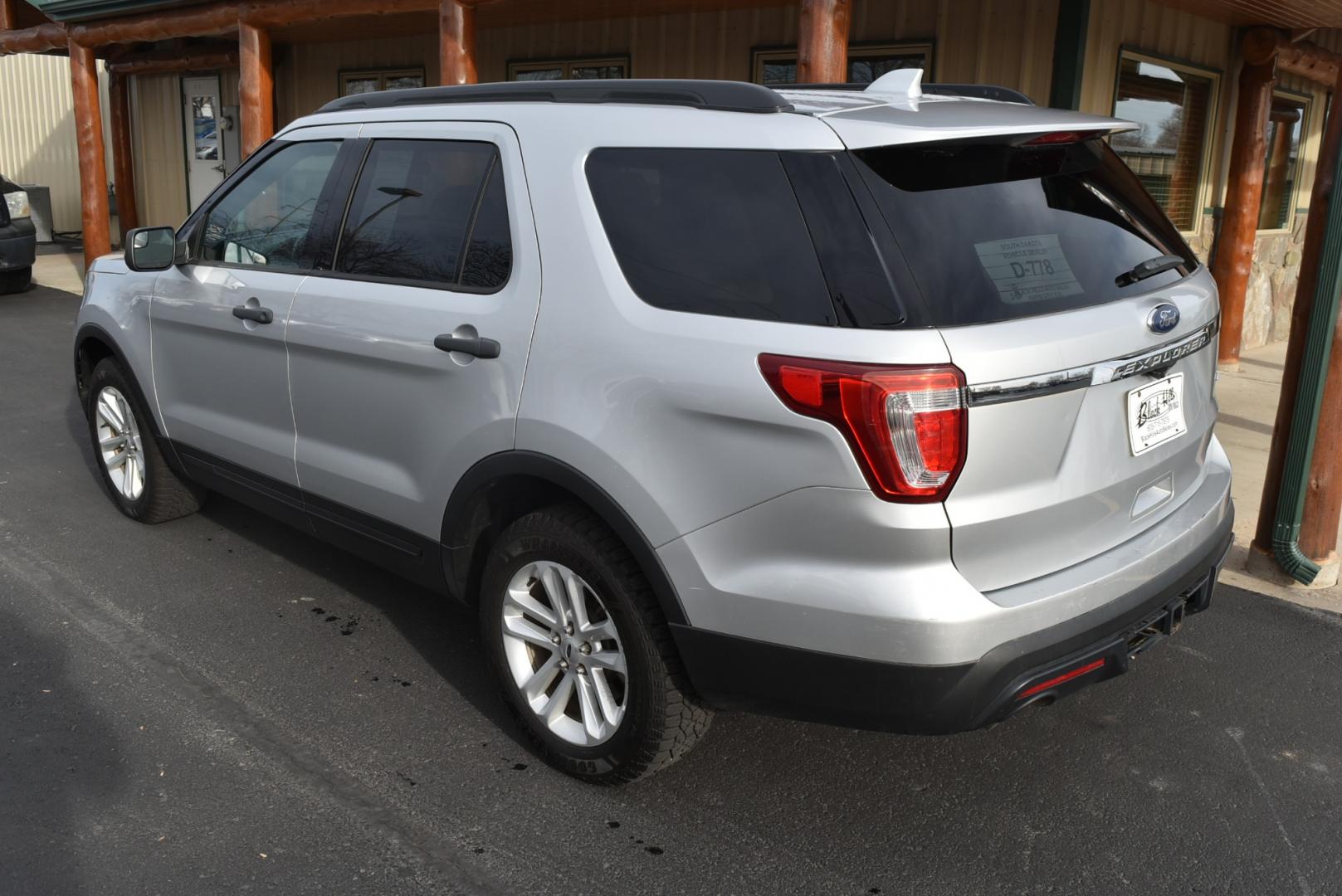 2017 Silver /Tan Ford Explorer (1FM5K8B87HG) with an 3.5L V-6 TI-VCT engine, 6-Speed Selectshift transmission, located at 1600 E Hwy 44, Rapid City, SD, 57703, (605) 716-7878, 44.070232, -103.171410 - Photo#5